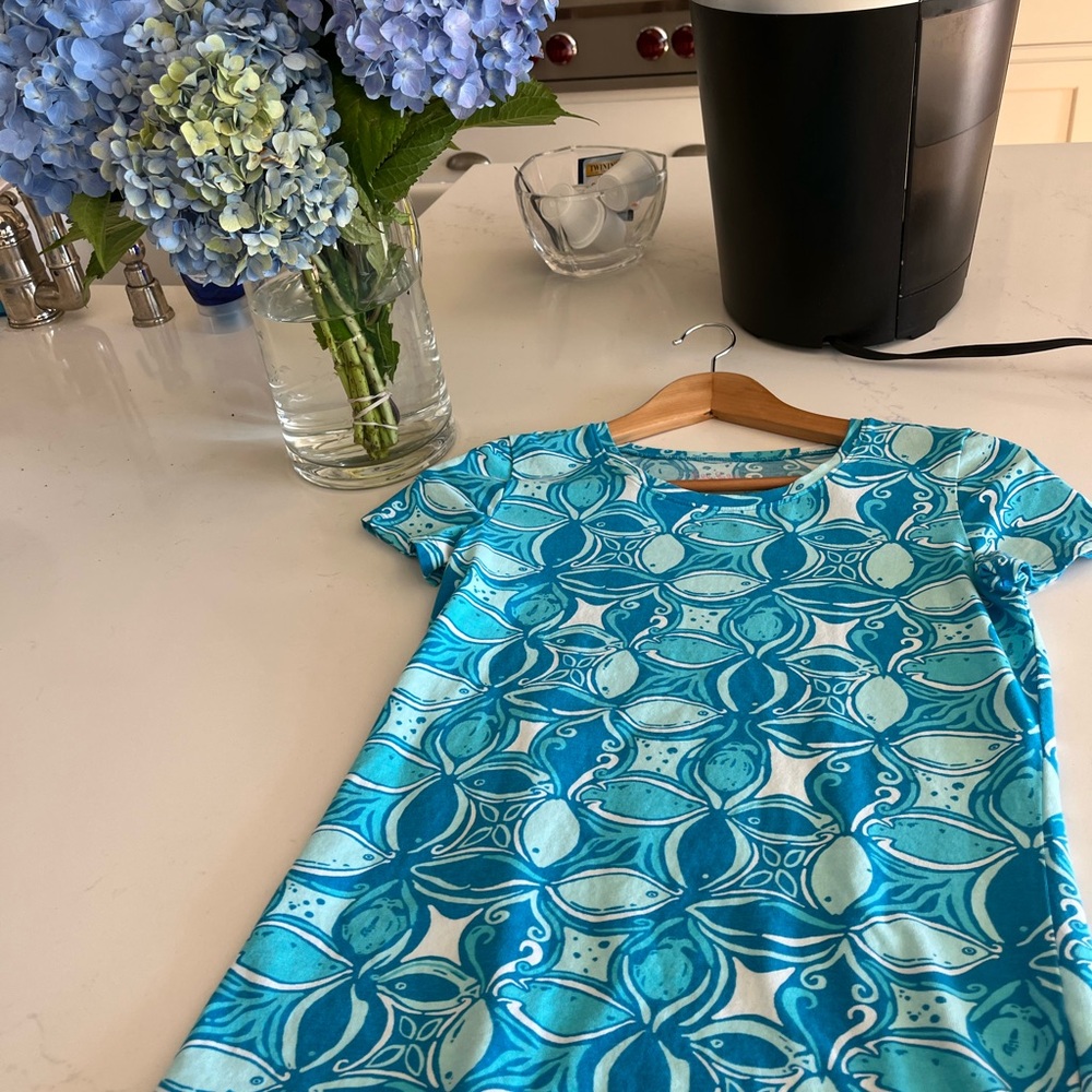 Lilly Pulitzer XS short sleeve  Blue and White top cotton w stretch